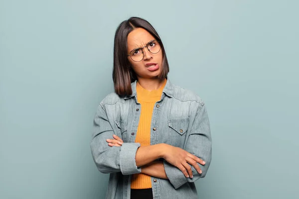 Young Hispanic Woman Feeling Puzzled Confused Dumb Stunned Expression Looking — ストック写真