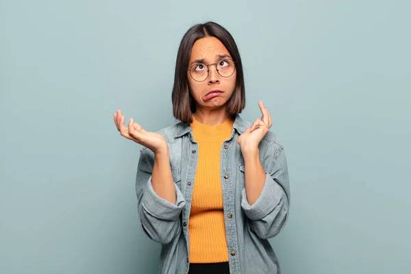 Young Hispanic Woman Shrugging Dumb Crazy Confused Puzzled Expression Feeling — ストック写真