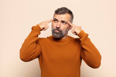 Yetişkin, yakışıklı bir adam bir fikre odaklanmış ve kafa yoruyor. Bir soruna ya da meydan okumaya çözüm arıyor.