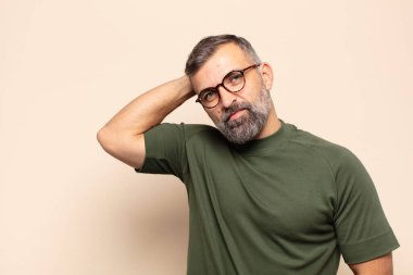 Olumlu, mutlu ve kendinden emin bir bakışla yumruk yumruğa gülümseyen yakışıklı bir adam.