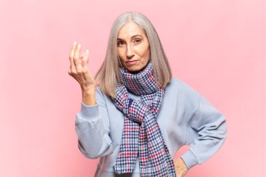 orta yaşlı kadın kapiş ya da para hareketi yapıyor, sana borçlarını ödemeni söylüyor.!