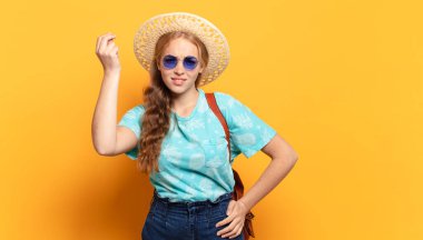 Kapiş ya da para hareketi yaparak, borçlarını ödemeni söyleyerek.!