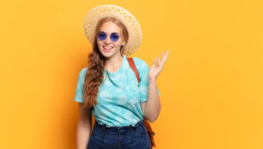 Mutlu, şaşkın ve neşeli hissetmek, olumlu bir tavırla gülümsemek, bir çözüm ya da fikir gerçekleştirmek.