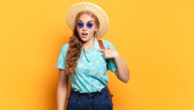 Şok olmuş ve şaşırmış bir halde, ağzı açık, kendini işaret eden.