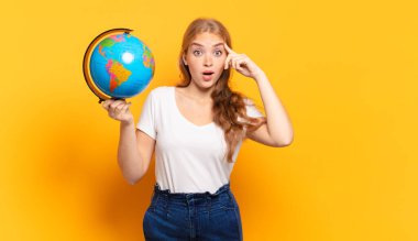 Şaşırmış, ağzı açık, şok olmuş, yeni bir düşünce, fikir ya da konsept keşfediyor.