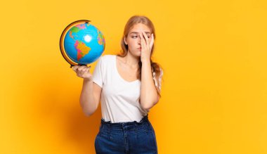 Sıkıldım, hayal kırıklığına uğradım ve uykum geldi. Yorucu, sıkıcı ve can sıkıcı bir işin ardından ellerimle yüzümü tuttum.