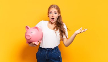 Son derece şok olmuş ve şaşırmış, endişeli ve paniklemiş hissediyorum, stresli ve korkmuş bir bakışla