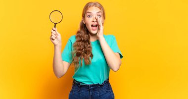 Mutlu, heyecanlı ve pozitifim. Ellerim ağzımın kenarındayken bağırıyorum.