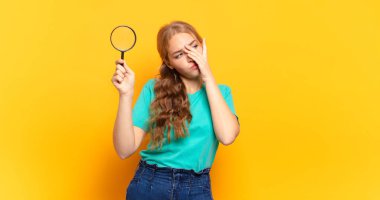 Sıkıldım, hayal kırıklığına uğradım ve uykum geldi. Yorucu, sıkıcı ve can sıkıcı bir işin ardından ellerimle yüzümü tuttum.