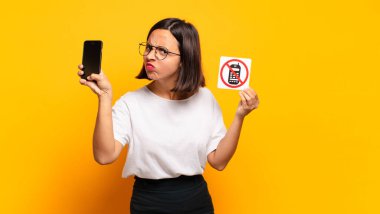 Genç ve güzel bir kadın. hücre kavramı yok