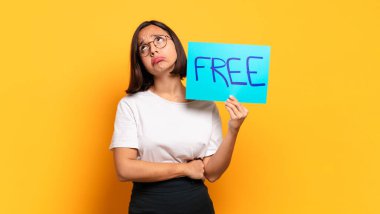 Bedava afişi olan genç ve güzel bir kadın