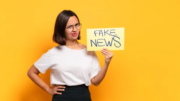 Jonge Mooie Vrouw Fake News Concept — Stockfoto