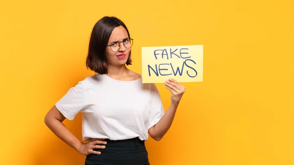 Giovane Bella Donna Fake News Concept — Foto Stock