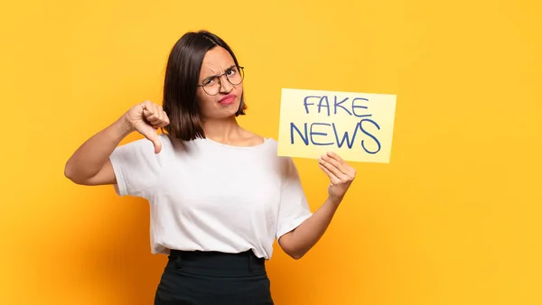 Jonge Mooie Vrouw Fake News Concept — Stockfoto