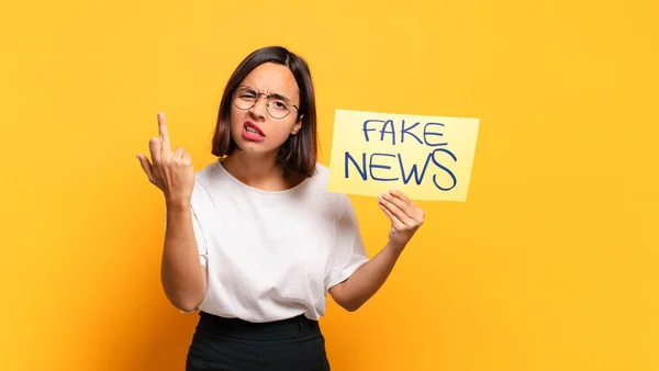 Jonge Mooie Vrouw Fake News Concept — Stockfoto