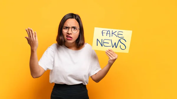 Jonge Mooie Vrouw Fake News Concept — Stockfoto