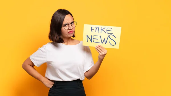 Jonge Mooie Vrouw Fake News Concept — Stockfoto