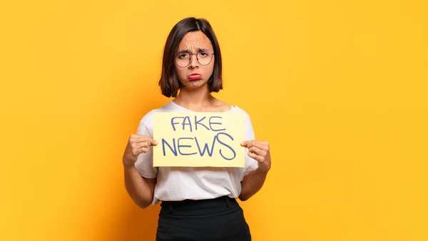 Giovane Bella Donna Fake News Concept — Foto Stock