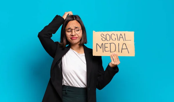 Junge Hübsche Geschäftsfrau Social Media Konzept — Stockfoto