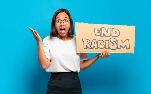 Young Pretty Woman End Racism Concept — Stock Photo, Image