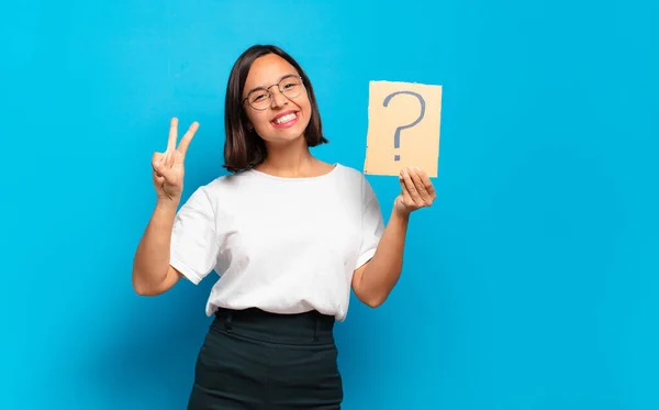 Junge Hübsche Frau Mit Fragezeichen Konzept — Stockfoto