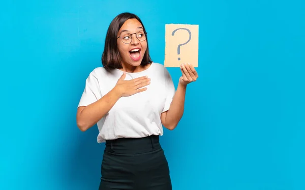 Junge Hübsche Frau Mit Fragezeichen Konzept — Stockfoto