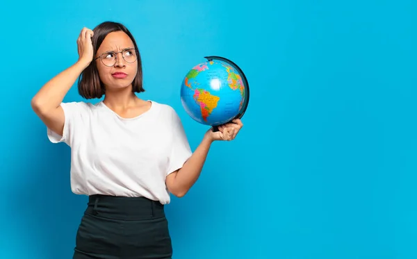 Jeune Jolie Femme Avec Une Carte Monde Globe — Photo