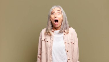 Son sınıf öğrencisi, ağzı açık, dehşete düşmüş ve şok olmuş hissediyor.