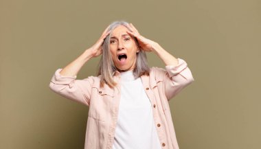 Son sınıf öğrencisi, elleri havada, ağzı açık, son derece şanslı, şaşırmış, heyecanlı ve mutlu.