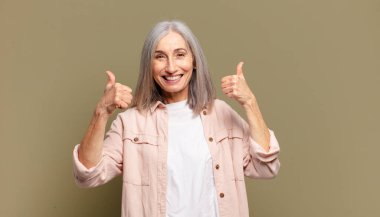 Son sınıf öğrencisi gülümseyen mutlu, pozitif, kendine güvenen ve başarılı bir kadın.