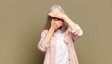 Son sınıf öğrencisi iki eliyle kameraya hayır diyen bir kadın! Resimler reddediliyor ya da yasaklanıyor