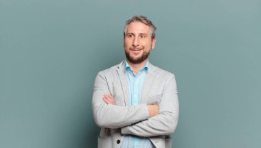 Yetişkin iş adamı şüpheci ya da düşünceli, dudaklarını ısıran, güvensiz ve gergin hisseden, yan taraftaki boşluğu kopyalamak isteyen.