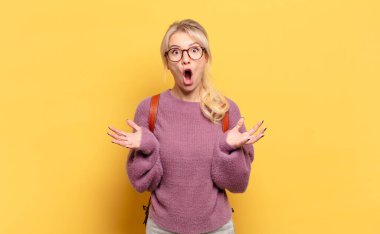 Sarışın kadın ağzı açık ve şaşırmış, şok olmuş ve hayrete düşmüş inanılmaz bir sürprizle