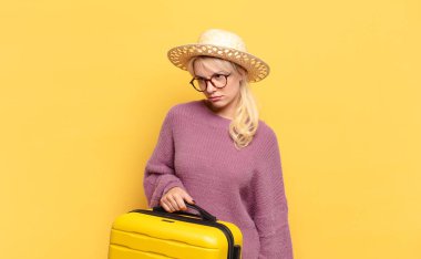 Sarışın kadın üzgün, üzgün ya da kızgın ve olumsuz bir tavır takınıyor.