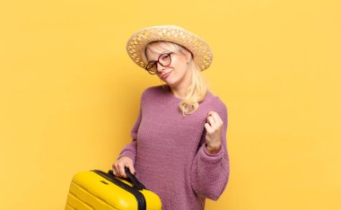 Sarışın kadın kibirli, başarılı, pozitif ve gururlu görünüyor.