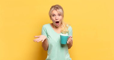 Sarışın kadın şok olmuş ve şaşırmış, endişeli ve paniklemiş, stresli ve dehşete düşmüş bir şekilde bakıyor.