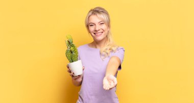 Sarışın kadın güler yüzlü, arkadaş canlısı, kendinden emin, olumlu bakışlı, bir nesne ya da konsept sunan ve gösteren