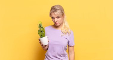 Sarışın kadın üzgün, üzgün ya da kızgın ve olumsuz bir tavır takınıyor.