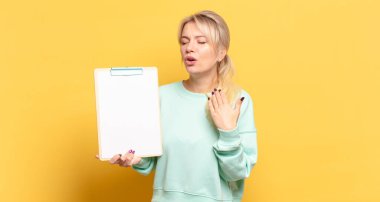 sarışın kadın stresli, endişeli, yorgun ve hayal kırıklığına uğramış, gömleğini çekiştiren, sıkıntılı görünen