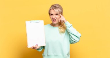 Sarışın kadın şaşkın ve şaşkın hissediyor. Deli, deli ya da aklını kaçırmış olduğunu gösteriyor.