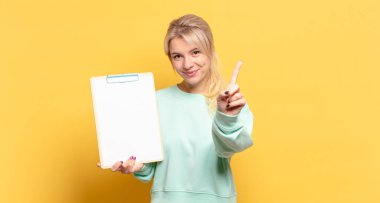 Sarışın kadın gülümsüyor ve arkadaş canlısı görünüyor. Bir numara ya da ilk eli önde, geriye doğru sayıyor.