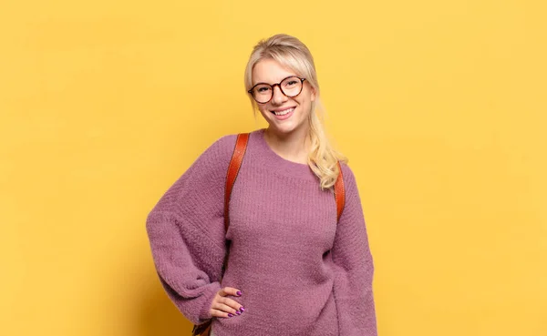 Donna Bionda Sorridente Felicemente Con Una Mano Sull Anca Atteggiamento — Foto Stock