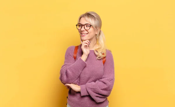 Donna Bionda Sorridente Con Espressione Felice Sicura Con Mano Sul — Foto Stock