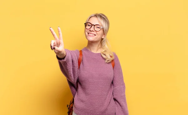 Donna Bionda Che Sorride Sembra Felice Spensierata Positiva Gesticolando Vittoria — Foto Stock