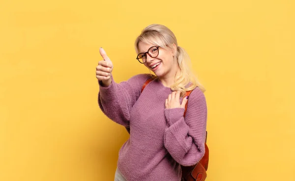 Donna Bionda Che Sente Orgogliosa Spensierata Sicura Felice Sorridendo Positivamente — Foto Stock