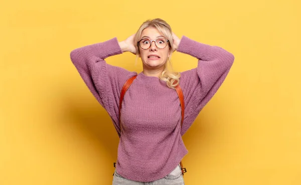 Donna Bionda Che Sente Stressata Preoccupata Ansiosa Spaventata Con Mani — Foto Stock