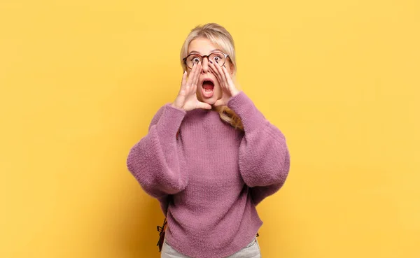 Donna Bionda Che Sente Felice Eccitata Positiva Emette Grande Grido — Foto Stock