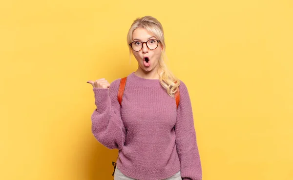 Donna Bionda Che Guarda Stupita Nell Incredulità Indicando Oggetto Sul — Foto Stock