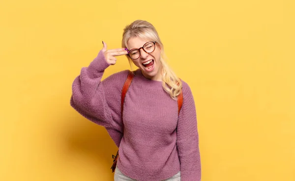 Blonde Vrouw Kijkt Ongelukkig Gestrest Zelfmoord Gebaar Maken Pistool Teken — Stockfoto