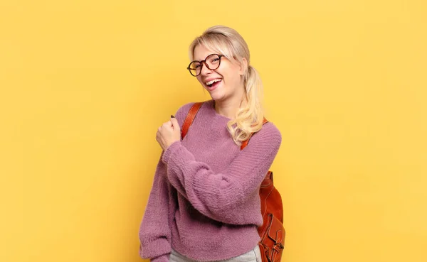 Sarışın Kadın Mutlu Pozitif Başarılı Hissediyor Meydan Okumayla Karşılaştığında Motive — Stok fotoğraf